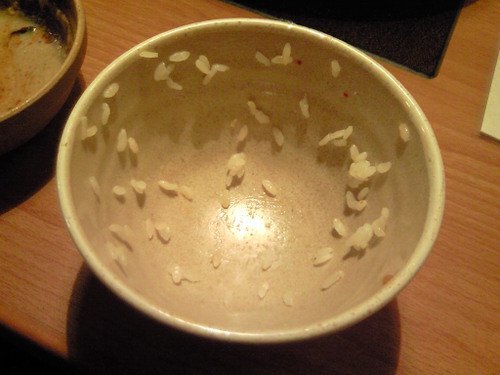 ご飯粒が残ったお茶碗は“完食”と言えるか？ Twitter上で議論に トゥギャッチ