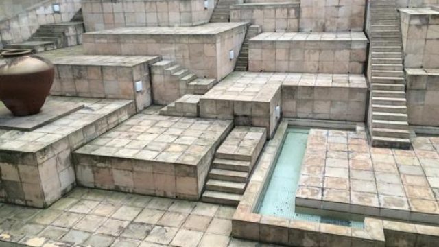 シミュレーションrpg好き歓喜 国立民族学博物館の中庭が タクティクスオウガ のマップにそっくり トゥギャッチ