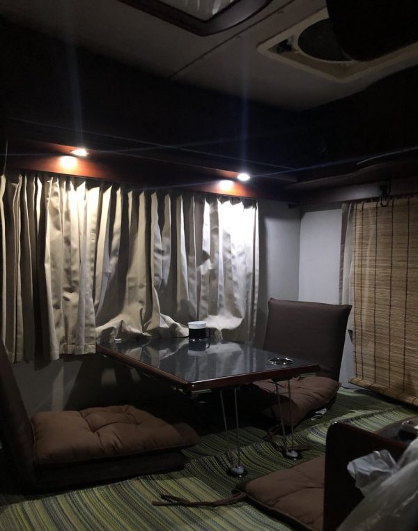 検問中の警察官も中が気になった キャンピングカー がとてもかっこよくて憧れる トゥギャッチ