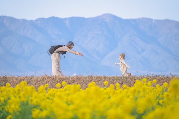 母に駆け寄る男の子