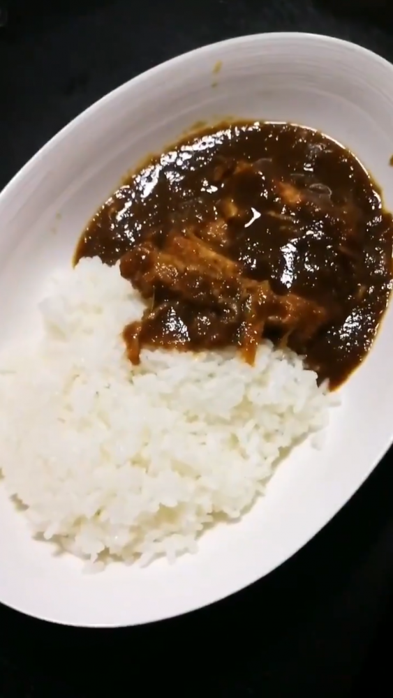 ごはんにかけたカツカレー