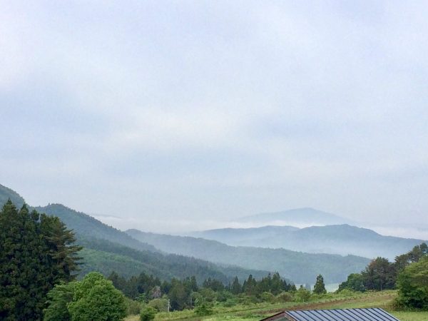 遠くまで連なる山々の風景