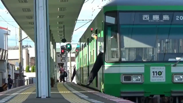 運転士と車掌の2人で車内をチェック