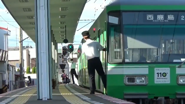 OKのサインを送る運転士